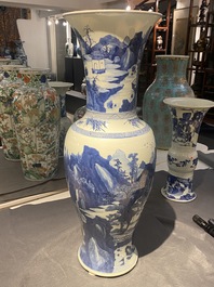 Een grote Chinese blauw-witte 'yenyen' vaas met figuren in een bergachtig landschap, Kangxi